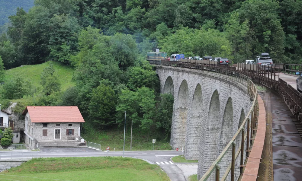 Most in viadukt čez reko Idrijco v Bači pri Modreju je dolg 258 metrov. Vsa infrastruktura, mostovi, viadukti in predori na Bohinjski progi so tak&scaron;ni, kot so bili pred 111 leti, ko je bila Bohinjska proga zgrajena.