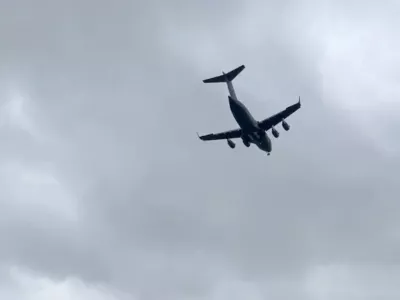A U.S. military transport plane approaches Moscow, Russia, August 25, 2026, in this screen grab taken from a social media video. Social Media/via REUTERS THIS IMAGE HAS BEEN SUPPLIED BY A THIRD PARTY. NO RESALES. NO ARCHIVES. VERIFICATION: - Buildings, car park and trees matched satellite and archive imagery. - Aircraft verified as a Boeing C-17A Globemaster III from the engines, the wings and the tail, which matched archive imagery of the aircraft. - Flight monitoring data confirms it's a U.S. Air Force Aircraft. - Date verified by flight monitoring data. - Aircraft is flying in the direction of Moscow's Vnukovo airport.