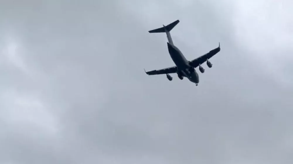 A U.S. military transport plane approaches Moscow, Russia, August 25, 2026, in this screen grab taken from a social media video. Social Media/via REUTERS THIS IMAGE HAS BEEN SUPPLIED BY A THIRD PARTY. NO RESALES. NO ARCHIVES. VERIFICATION: - Buildings, car park and trees matched satellite and archive imagery. - Aircraft verified as a Boeing C-17A Globemaster III from the engines, the wings and the tail, which matched archive imagery of the aircraft. - Flight monitoring data confirms it's a U.S. Air Force Aircraft. - Date verified by flight monitoring data. - Aircraft is flying in the direction of Moscow's Vnukovo airport.
