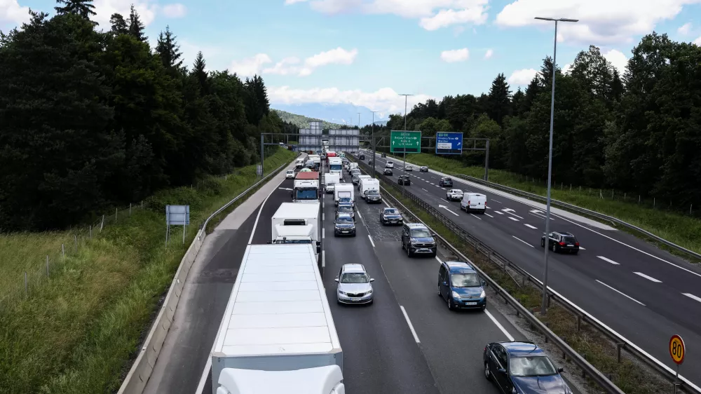 - 04.06.2026. Poletni zastoj na zahodni ljubljanski obvoznici, avtocesta v smeri Primorske. Kolona na Avtocesti.//FOTO: Bojan Velikonja