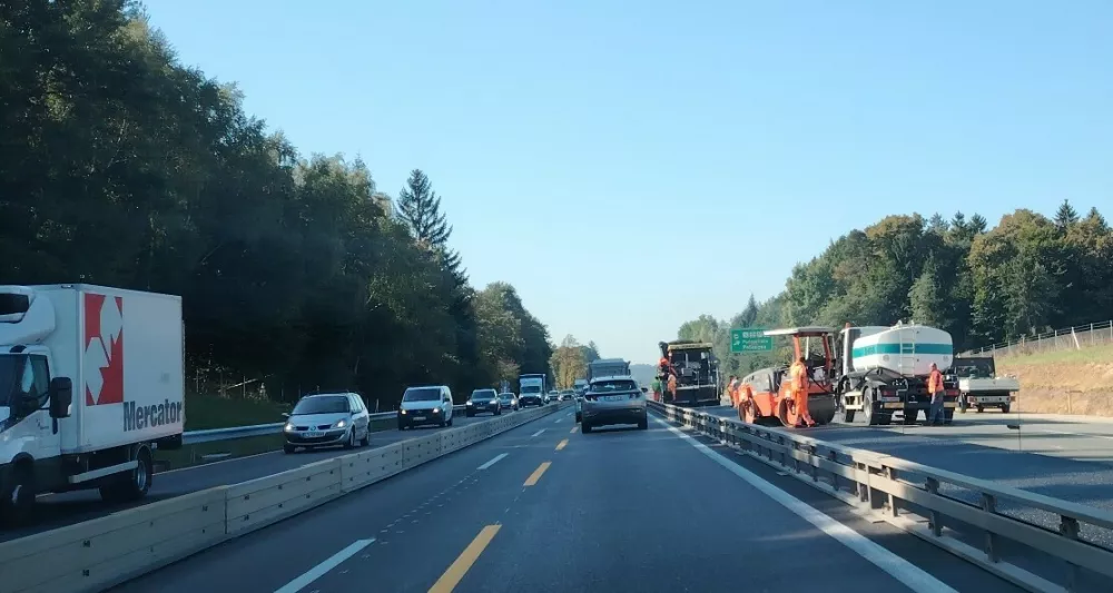 Na &Scaron;tajerski avtocesti bodo kmalu zaključili z deli in po promet med predoroma Golo rebro in Pletovarje v smeri Maribora in v obratni smeri proti Ljubljani spet stekel po dveh pasovih v vsako smer. F Mojca Marot / Foto: Mojca Marot