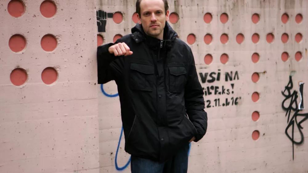Aljo&scaron;a Kravanja, filozof in mladi raziskovalec na In&scaron;titutu za kriminologijo pri Pravni fakulteti UL, prevajalec Deleuzovega dela Nietzsche in filozofija/FOTO: Bojan Velikonja OPOMBA: ZA OBJAVO V PRILOGI &ndash; DNEVNIKOV OBJEKTIV - INTERVJU 2011