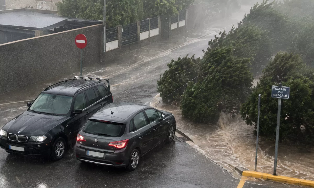 Silovito neurje ustavilo tudi Vuelto: toča, poplave in metrski morski valovi