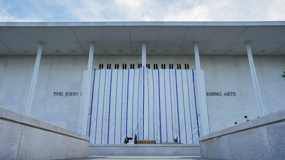 FILE PHOTO: A tarp covers the facade of the John F. Kennedy Memorial Center for the Performing Arts, following a federal judge's order to remove U.S. President Donald Trump's name from the institution, in Washington, D.C., U.S., June 13, 2026. REUTERS/Ken Cedeno/File Photo