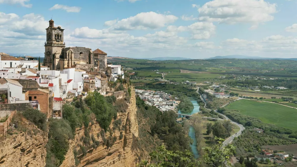 Aerial view of Arcos de la Frontera with St. Mary Parish Church - Cadiz Province, Andalusia, Spain / Foto: Diegograndi