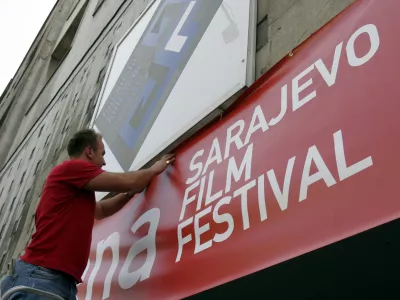 A worker of the 11th Sarajevo Film Festival prepares the banner for the opening of the festival in downtown Sarajevo, Friday, Aug. 19, 2005. The festival has become a tradition, established during the Bosnian 1992-95 war and will this year present over 100 international movies. Eleven movies from nine countries from the region will compete for the Heart of Sarajevo award this year. (AP Photo/Hidajet Delic) / Foto: Hidajet Delic