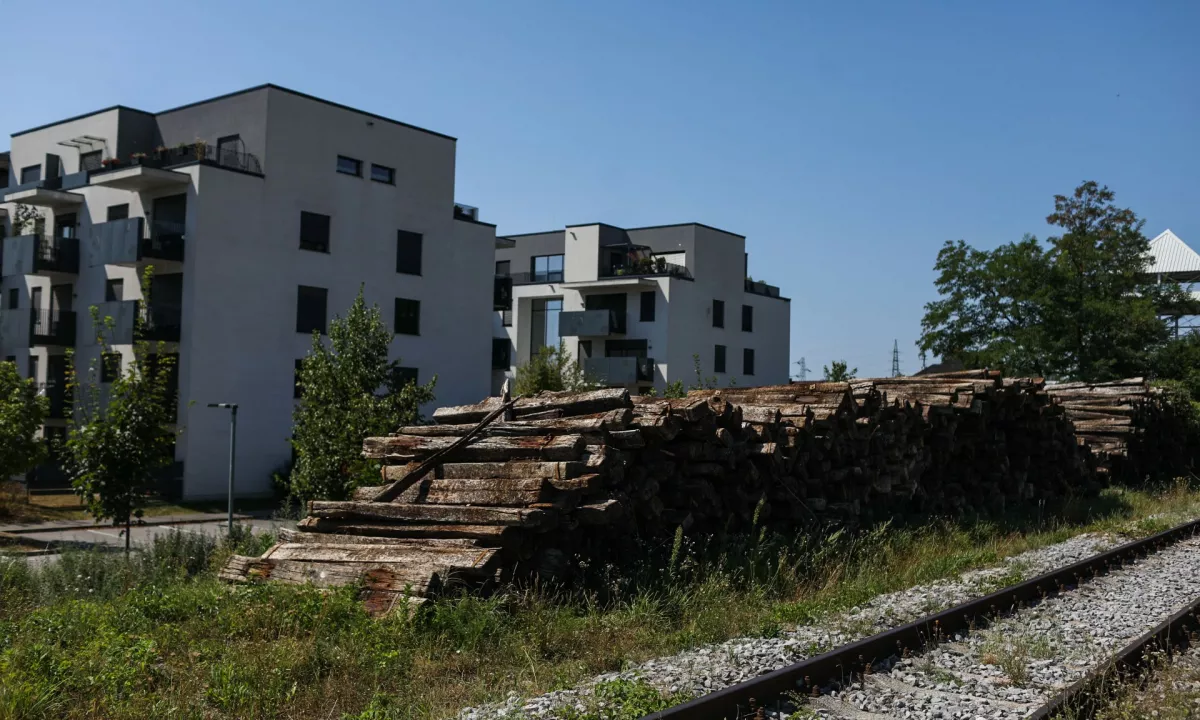 Zaplet v črnučah: 500 železniških pragov in dve različni zgodbi – kdo ima prav?
