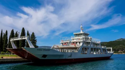 - Na poti od Herceg Novog do Svetog Štefana.- Trajekt Kamenari - Lepetane, Črna Gora- 28.05.2025. - Reportaža o Jadranski magistrali ob 60. obletnici izgradnje in 70. obletnici začetka gradnje.- Jadranska magistrala, cesta, hrvaška obala.OPOMBA: ZA OBJAVO V OBJEKTIVU!//FOTO: Bojan Velikonja