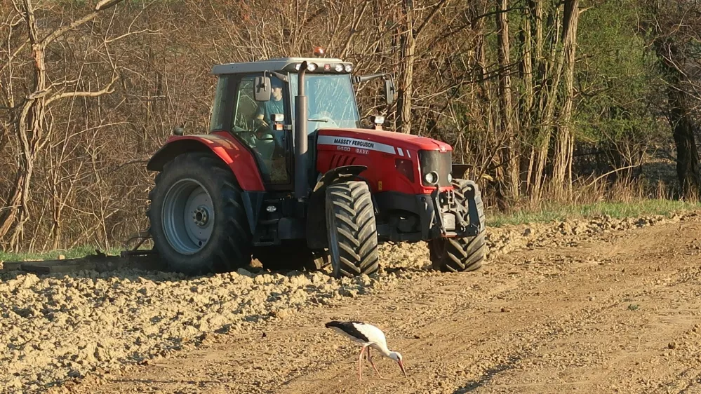 kmetijstvo, traktor, njiva, oranje. Foto: Tatjana Pihlar 