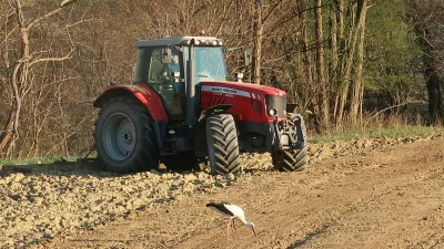 kmetijstvo, traktor, njiva, oranje. Foto: Tatjana Pihlar 