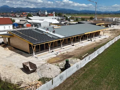 V Meng&scaron;u raste objekt, ki mu na občini nekoliko v &scaron;ali pravijo kar &raquo;terminal&laquo;. Gre za nov vrtec, ki ga je občina po poplavah umestila na novo, poplavno varnej&scaron;o lokacijo. Foto: Občina Menge&scaron;