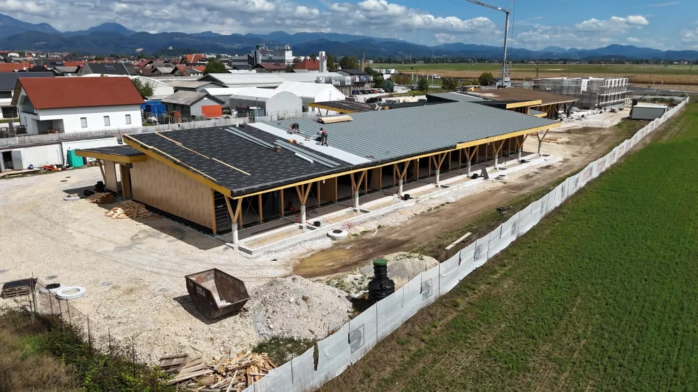 V Meng&scaron;u raste objekt, ki mu na občini nekoliko v &scaron;ali pravijo kar &raquo;terminal&laquo;. Gre za nov vrtec, ki ga je občina po poplavah umestila na novo, poplavno varnej&scaron;o lokacijo. Foto: Občina Menge&scaron;