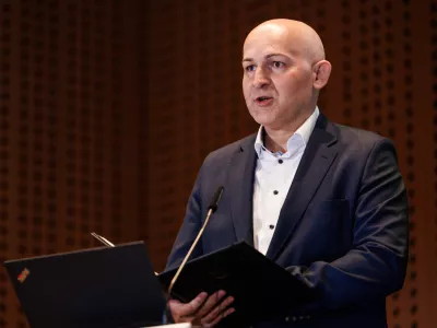 Brdo pri Kranju, Kongresni center Brdo.Konferenca ravnateljic in ravnateljev vzgojno-izobrazevalnih zavodov v RS z naslovom Vzgojno delovanje za kakovostno vzgojo in izobrazevanje.Minister za izobrazevanje, znanost in mladino Borut Roncevic.