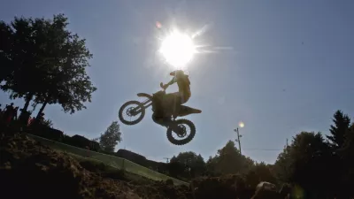 Mladoletnik bežal in z motorjem trčil v policista