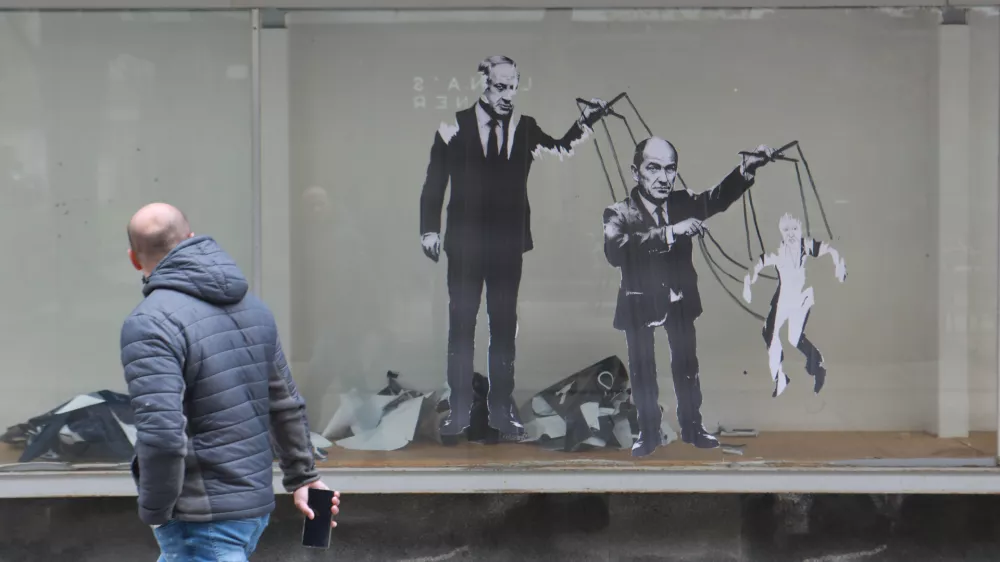 15.04.2026 - simbolična fotografija -Natanjahu, Jan&scaron;a, black cube, grafitFoto: Tomaž Skale