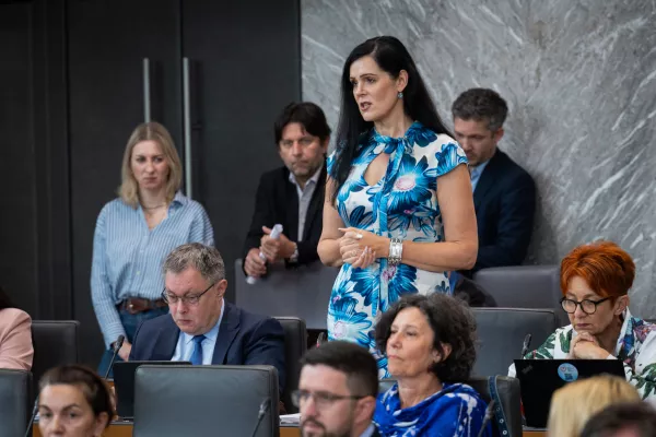 Ljubljana, DZ.Izredna seja DZ z obravnavo liste kandidatk in kandidatov za ministrice in ministre vlade ter mandatno-volilne zadeve.Poslanka Svobode Janja Sluga.