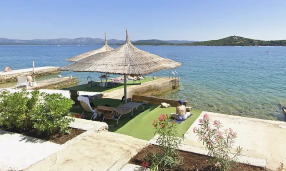 Pogled na plaži na Murterju razburil domačine