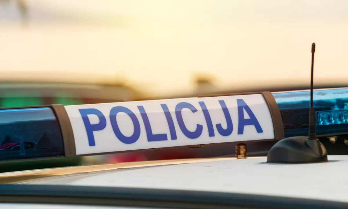Zgodba iz kamere: namesto zavore pritisnil na plin in zapeljal v restavracijo