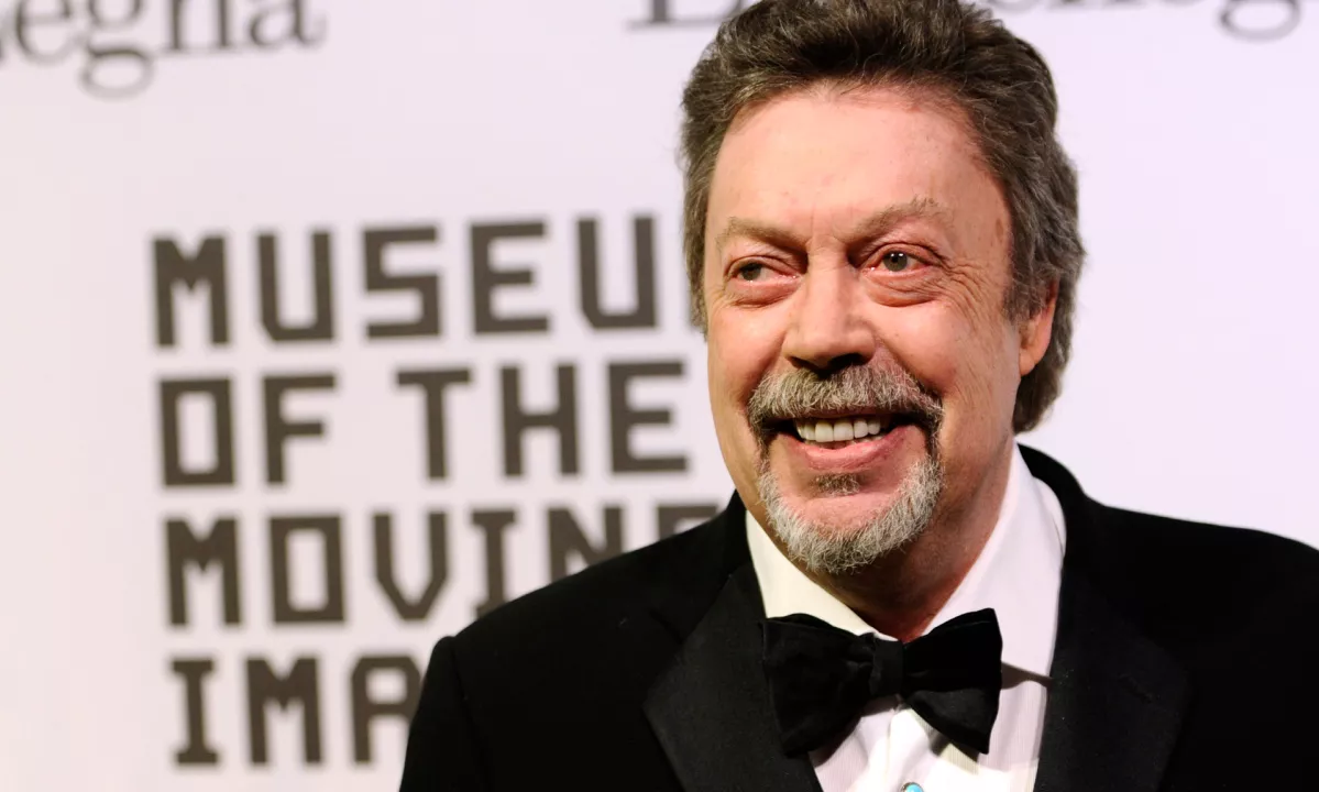 Umrl je Tim Curry, legendarni igralec in ikonični zlikovec