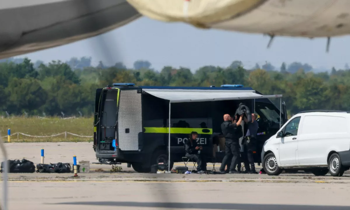 Katastrofo preprečilo naključje: posnetki kažejo, da je dron z eksplozivom trčil v letalo