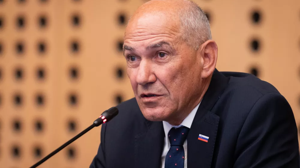 Brdo pri Kranju, Kongresni center Brdo.Zacetek dvodnevnega posveta slovenske diplomacije, ki ga gosti zunanji minister Tone Kajzer.Predsednik vlade Janez Jansa.