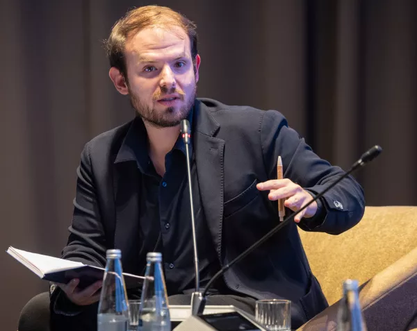Ljubljana, hotel Grand Plaza.Mednarodni kongres dela z naslovom Razdeljeni svet, zdruzeno delavstvo.Moderator panela Faris Kocan.