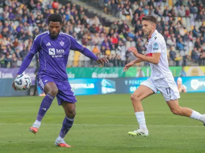 Slovenija, Maribor, 25.10.2025 - nogomet, 1.liga, NK Maribor, NK Primorje. Benjamin Tetteh (levo), Žan Be&scaron;ir (desno) 