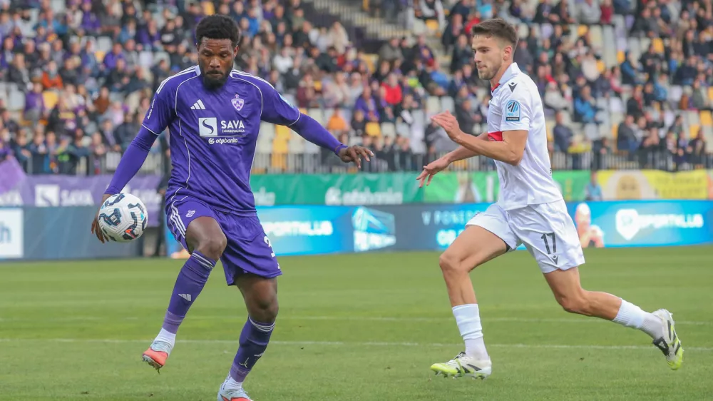 Slovenija, Maribor, 25.10.2025 - nogomet, 1.liga, NK Maribor, NK Primorje. Benjamin Tetteh (levo), Žan Be&scaron;ir (desno) 