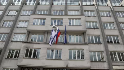 - izraelska, slovenska in evropska zastava na poslopju slovenske vlade - 15.05.2021 – Vlada Republike Slovenije - izobešena zastava Izraela na pročelju poslopja vlade v znak solidarnosti z Izraelom - Gregorčičeva ulica //FOTO: LUKA CJUHA.