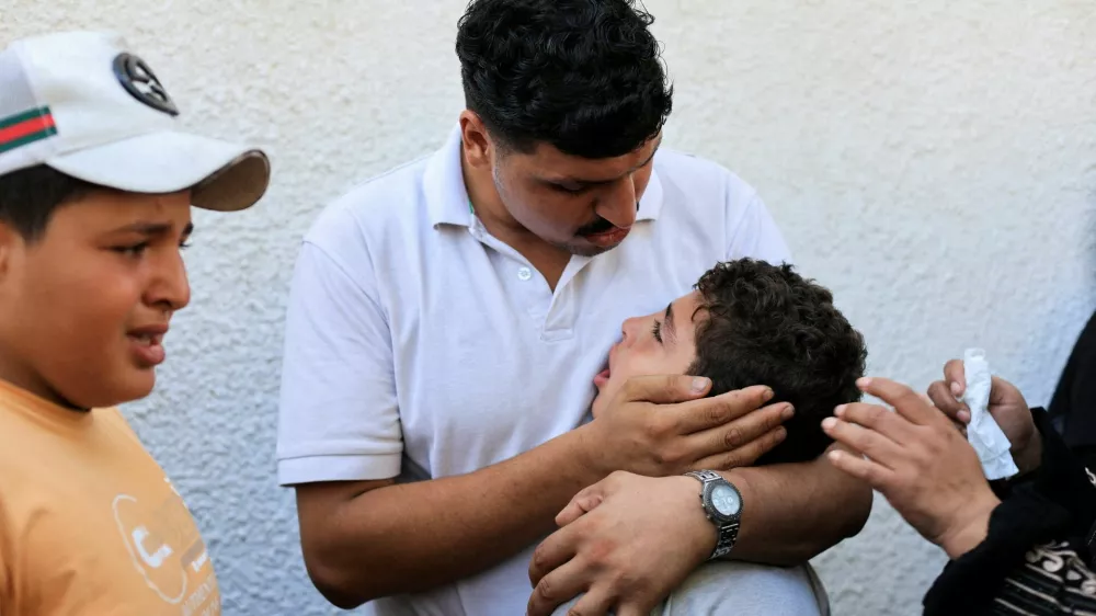 A man consoles a child during the funeral of Palestinians who were killed in Israeli strikes, according to medics, in Gaza City, August 26, 2026. REUTERS/Dawoud Abu Alkas   TPX IMAGES OF THE DAY / Foto: Dawoud Abu Alkas