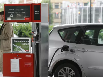 Vinjete, reklamni napis, bencinska črpalka Petrol - gorivo diesel - dizel// Foto Luka CjuhaOPOMBA ZA OBJAVO V ČASOPISU DNEVNIK