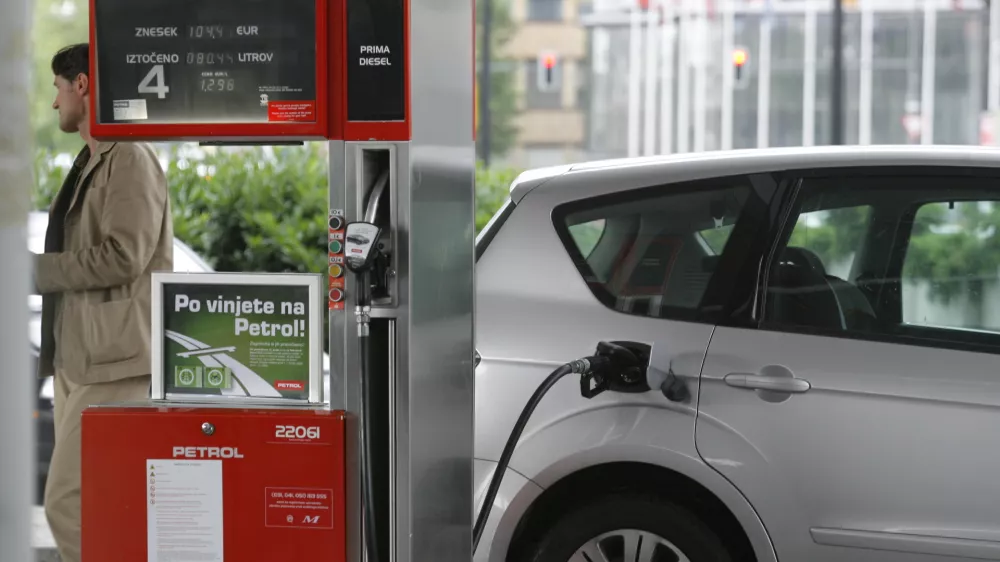 Vinjete, reklamni napis, bencinska črpalka Petrol - gorivo diesel - dizel// Foto Luka CjuhaOPOMBA ZA OBJAVO V ČASOPISU DNEVNIK
