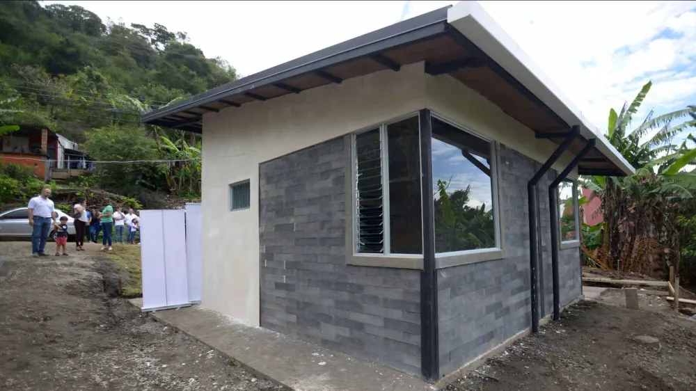 Hi&scaron;ica stoji, upajo, da bo postala model za mnoge druge. / Foto: Habitat For Humanity