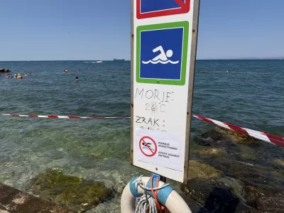 Izola.Zaradi prisotnosti bakterije Escherichia coli je na dveh izolskih kopalnih mestih, in sicer Svetilnik in Delfin, odsvetovano kopanje.Plaza Delfin v Izoli.