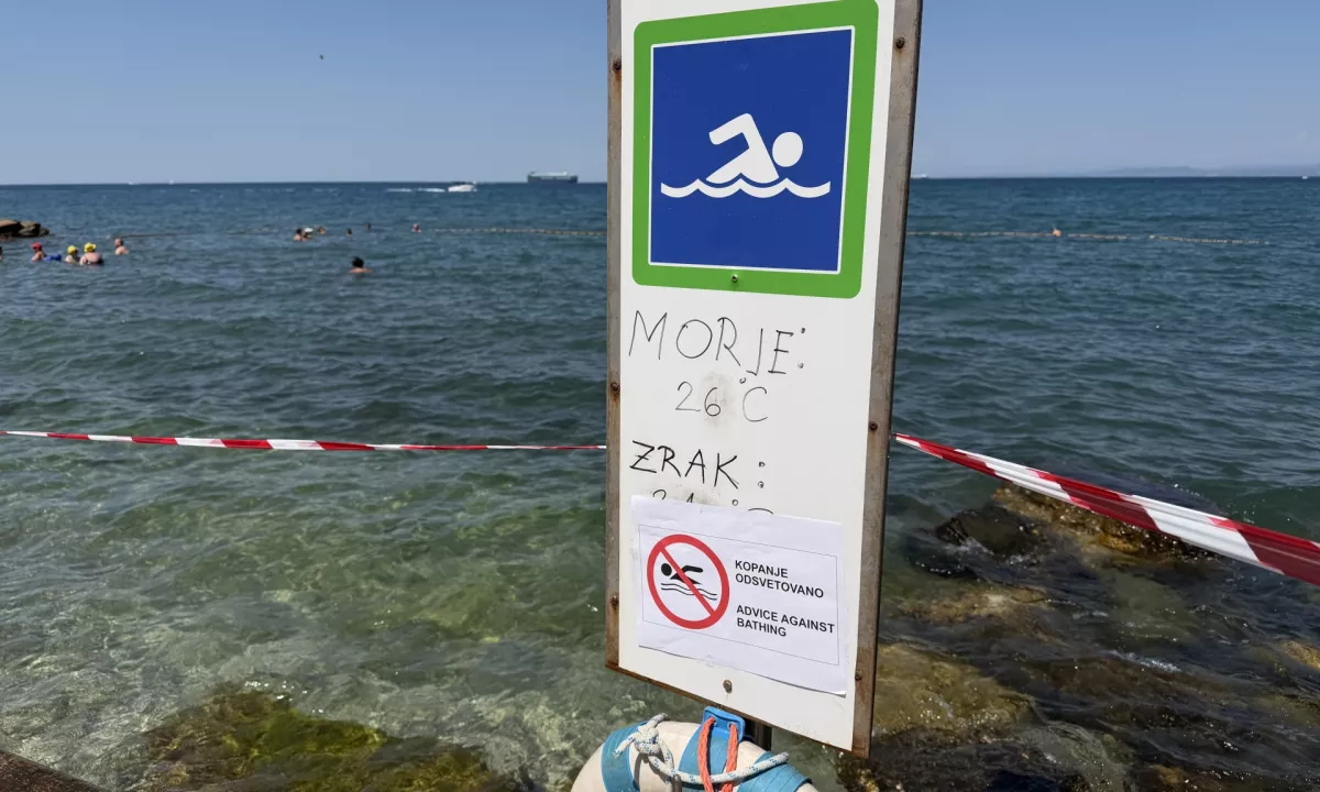 Inšpektorji izrekli dve kazni za fekalno onesnaženje, onesnaženje v Izoli še nima krivca