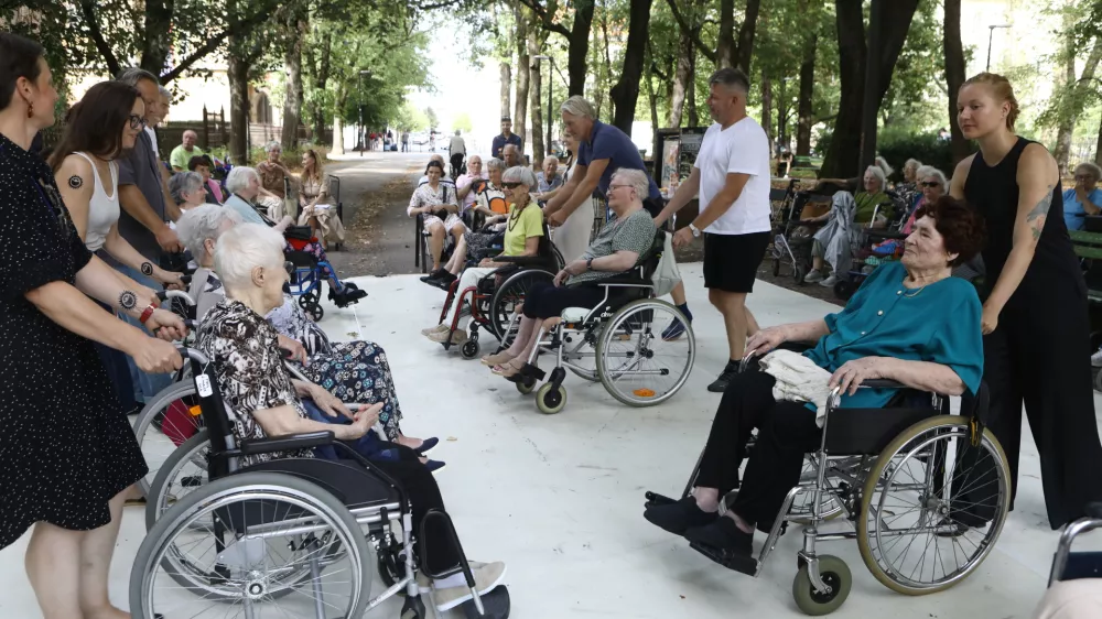 27.8.2026 - DSO Tabor - dom upokojencev - starost - dolgotrajna oskrba - sosedsko druženje in ples pod kro&scaron;njami v parku Tabor Foto: Luka Cjuha