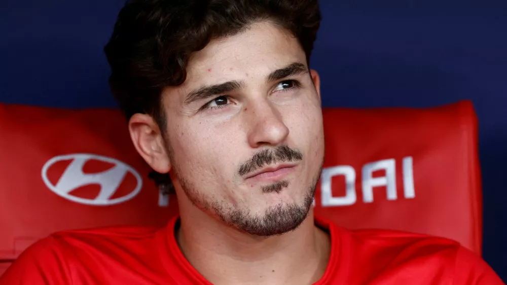 FILE PHOTO: Soccer Football - LaLiga - Atletico Madrid v Villarreal - Riyadh Air Metropolitano, Madrid, Spain - August 23, 2026 Atletico Madrid's Julian Alvarez on the bench before the match REUTERS/Thomas Peter/File Photo