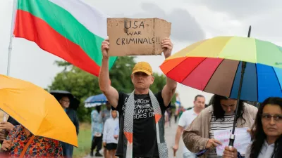 <div>Ameriška letala prinesla strah vaščanom v bližini oporišča: "Bomo postali tarča Irana?"</div>