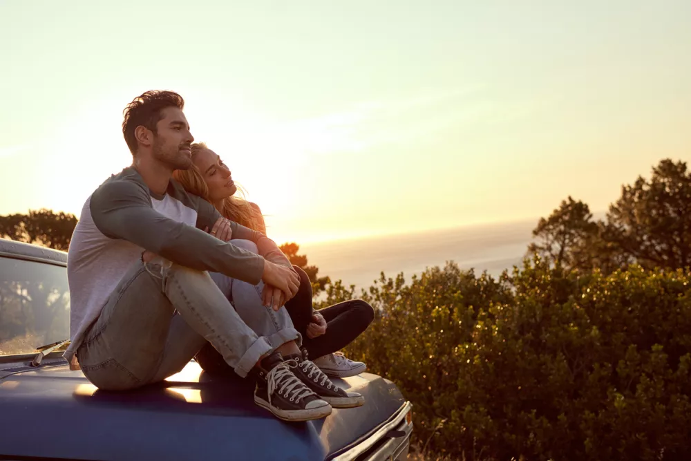 Shot of an affectionate young couple on a roadtrip / Foto: Peopleimages Getty Images/istockphoto