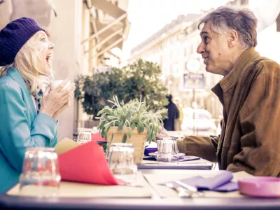 Senior couple having a coffee in a bar / Foto: Oneinchpunch