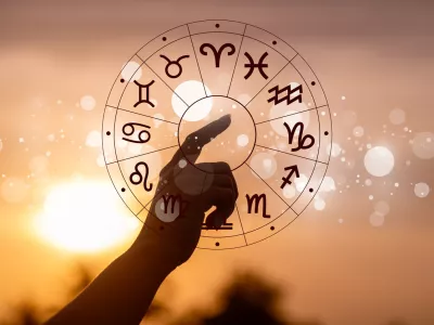 Zodiac signs, astrology and horoscopes concepts. Zodiac signs inside of horoscope circle. Astrology in the sky with many stars and moons astrology and horoscopes concept / Foto: Sarayut Getty Images