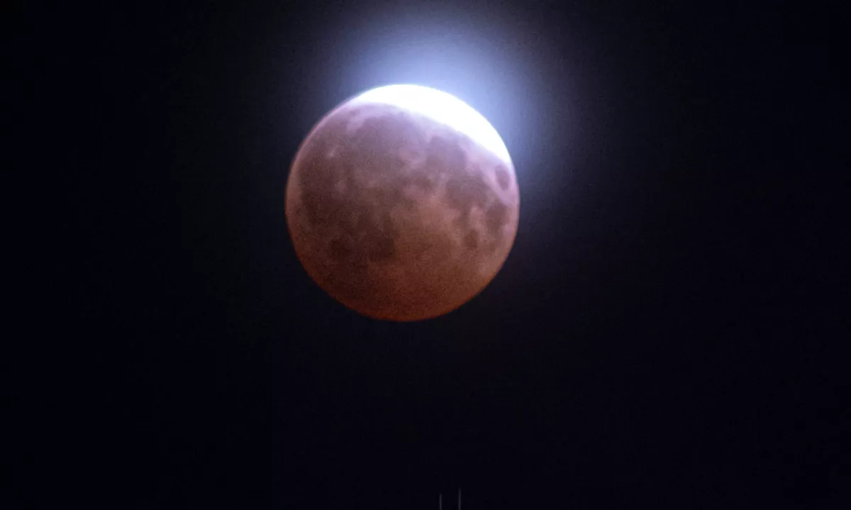 (Foto) Po sončevem mrku smo lahko videli še lunin mrk