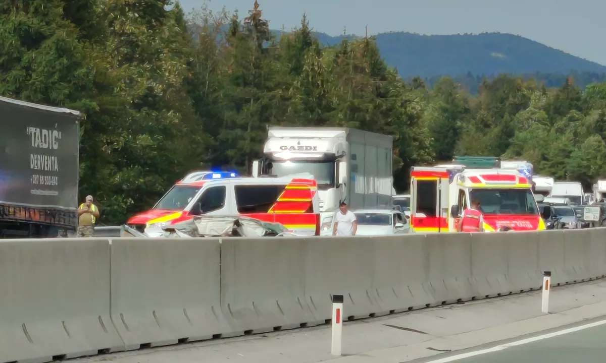 Absurdnost na primorski avtocesti: igra in ples sredi tragedije