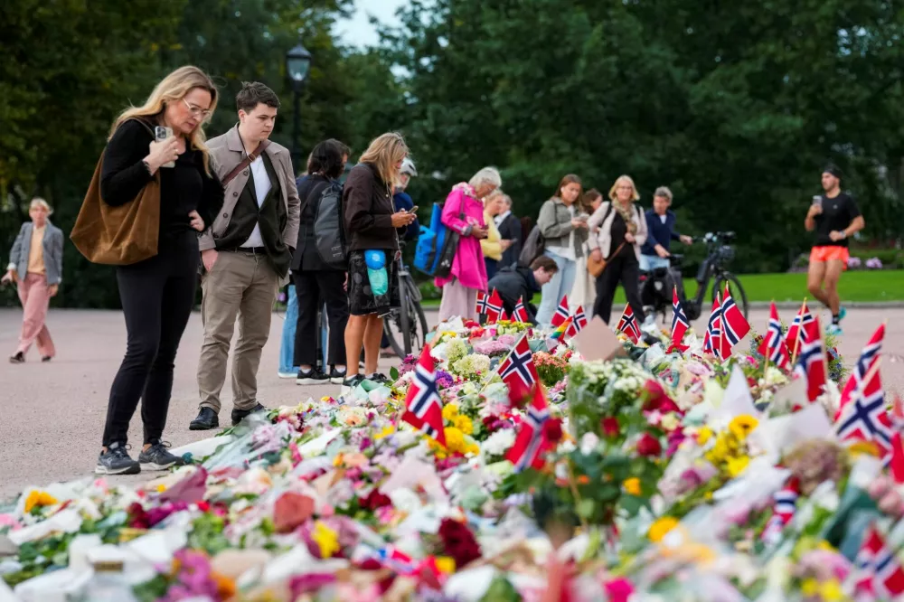 Oslo 20260828. Several people have laid flowers in front of the Royal Palace Square, in connection with the king's health condition having worsened, on the day of the death of King Harald V, in Oslo, Norway. Ole Berg-Rusten/NTB/via REUTERS  ATTENTION EDITORS - THIS IMAGE WAS PROVIDED BY A THIRD PARTY. NORWAY OUT. NO COMMERCIAL OR EDITORIAL SALES IN NORWAY.