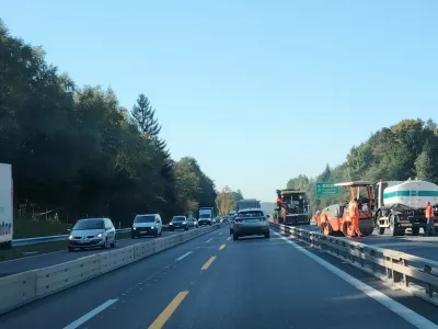 Na &Scaron;tajerski avtocesti bodo kmalu zaključili z deli in po promet med predoroma Golo rebro in Pletovarje v smeri Maribora in v obratni smeri proti Ljubljani spet stekel po dveh pasovih v vsako smer. F Mojca Marot