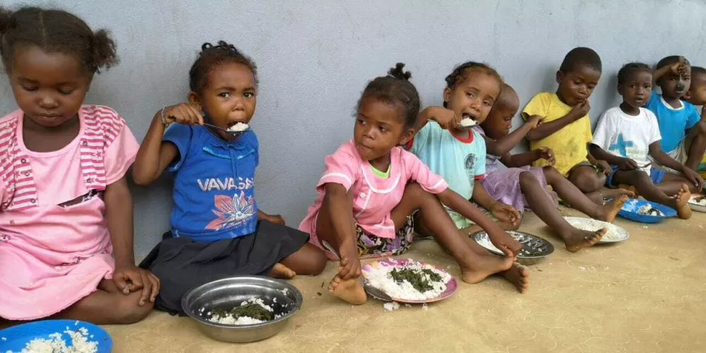 Pomoč s hrano &scaron;olarjem in otrokom iz vrtca Ampitafa na Madagaskarju. / Foto: Jana Lampe