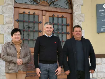 Razre&scaron;ena podžupanja Nada Jam&scaron;ek v družbi župana Jurija Kerna in Ale&scaron;a Marinka. Foto: Občina Komenda