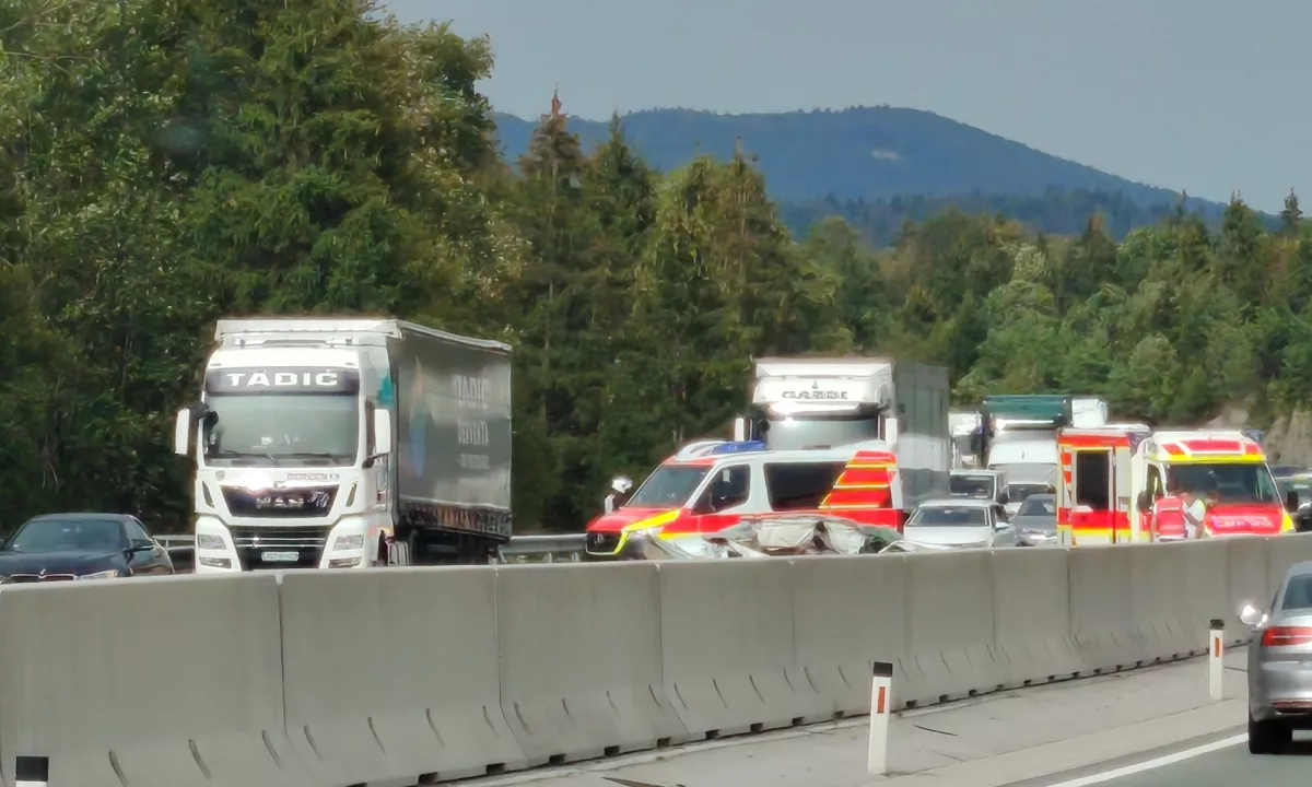 Tragedija na primorski avtocesti: v nesreči umrli štiriletni in enajstletni otrok ter 74-letna ženska