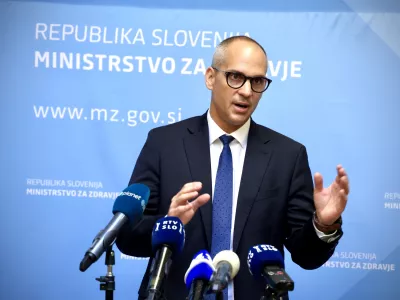 Ljubljana, ministrstvo za zdravje.Novinarska konferenca ministra za zdravje Tadeja Ostrca, na kateri je spregovoril o osnutku zakona o skladu RS za napredno zdravljenje redkih bolezni otrok ter uredbi o spremembah in dopolnitvah uredbe o programih storitev obveznega zdravstvenega zavarovanja, zmogljivostih, potrebnih za njegovo izvajanje, in obsegu sredstev za leto 2026.