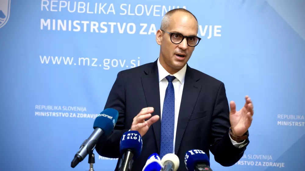 Ljubljana, ministrstvo za zdravje.Novinarska konferenca ministra za zdravje Tadeja Ostrca, na kateri je spregovoril o osnutku zakona o skladu RS za napredno zdravljenje redkih bolezni otrok ter uredbi o spremembah in dopolnitvah uredbe o programih storitev obveznega zdravstvenega zavarovanja, zmogljivostih, potrebnih za njegovo izvajanje, in obsegu sredstev za leto 2026.